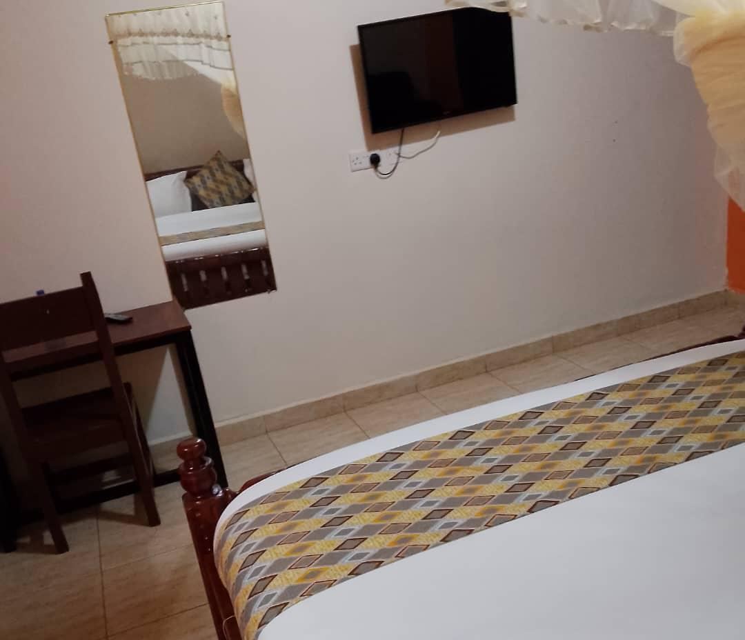 Standard room with double bed, desk and wall-mounted TV